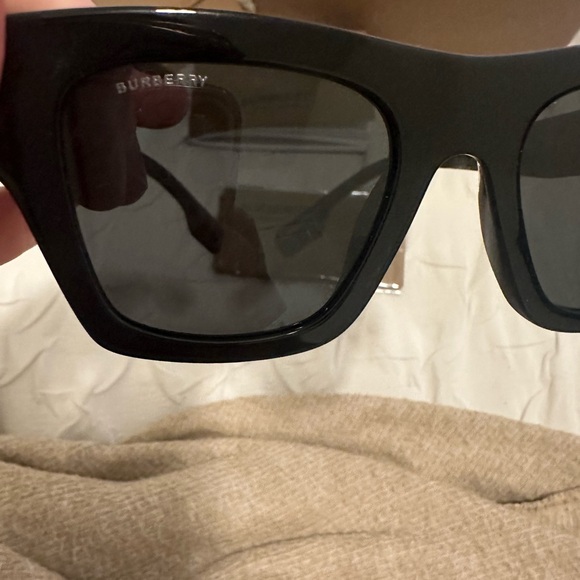 Burberry sunglasses - Picture 6 of 10